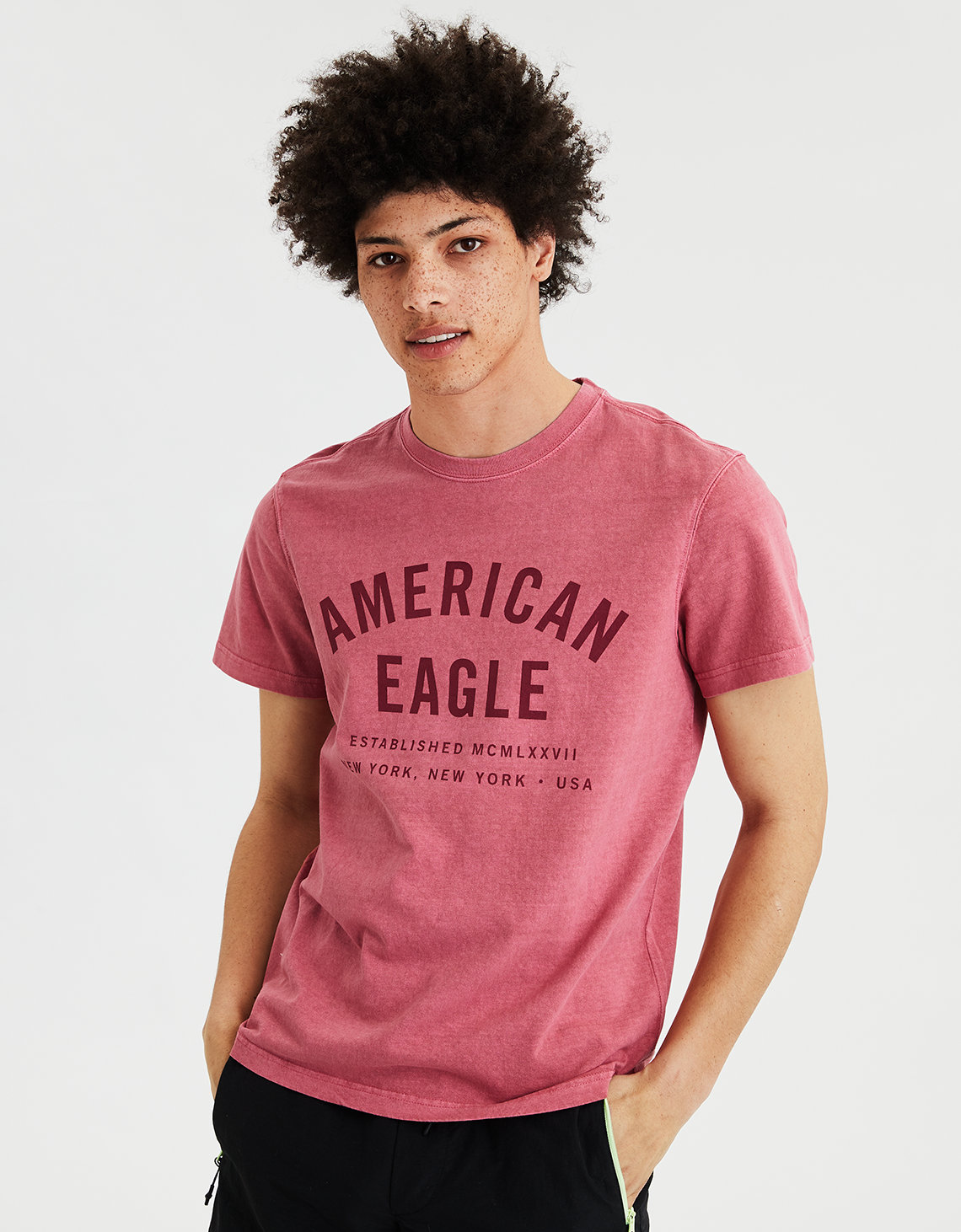 Фото футболка american eagle с лого красная от магазина American Eagle